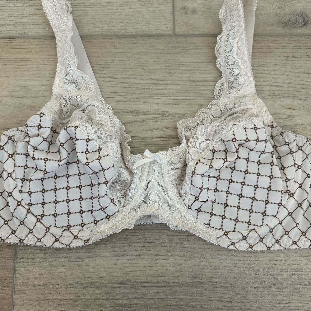 Curve Muse 40 D Elegant White Lace Bra with Checkered Design